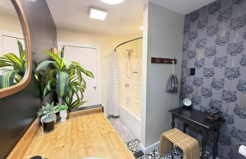 Vibing Hudson Retreat Pet-Friendly w Hot Tub - Foto 2