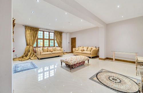 Kingswood 6 Bed Mansion, Tennis Court and Cinema - Foto 12