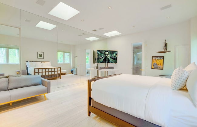 Carolwood - Modern Tuscan Villa With Rolling Lawns and Loggia in Holmby Hills - Photo 16