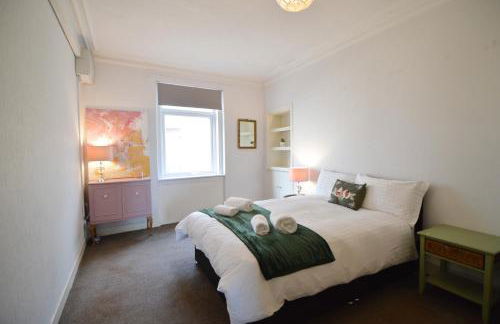 Two Bedroom Flat with Sea Views! - Foto 8