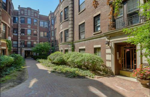 Across St Francis Hospital and near Northwestern - Foto 2