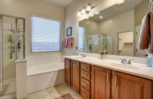 Walk to Parks Home with Pool in Surprise! - Foto 14