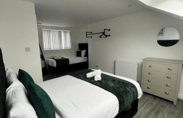 Central Location Liverpool, Modern Home, 4 BR, Sleeps 9, Free Parking - Foto 28