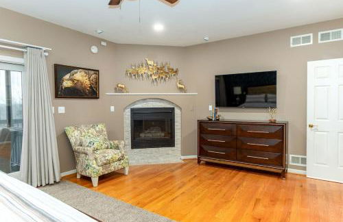 Secluded 4 bedroom with hot tub minutes from campus - Foto 7