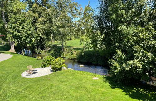 Ruhige Ferienwohnung mit Balkon und Blick in die Natur - Foto 1