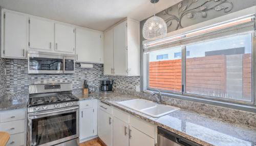 Fresh & Fun! Vegas 4BR w Heated Pool, Dog Friendly - Foto 3, stove, dishwasher