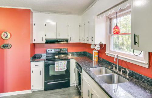 1 Mi to Pisgah Natl Forest Wooded Haven with Deck - Foto 7