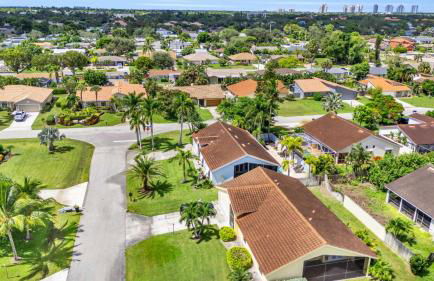 Charming Heated Pool Home - 3 miles to the Beach, Pet and Family Friendly -Available Year Round! - Photo 34