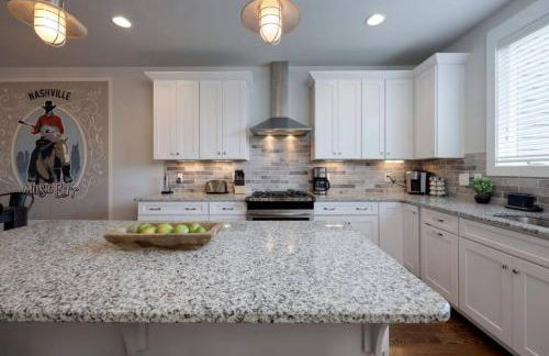 WeHo Nashville Home, Geodis Park, Mini-Golf, Arcade, 10min to Downtown! Sleeps 10! - Foto 12