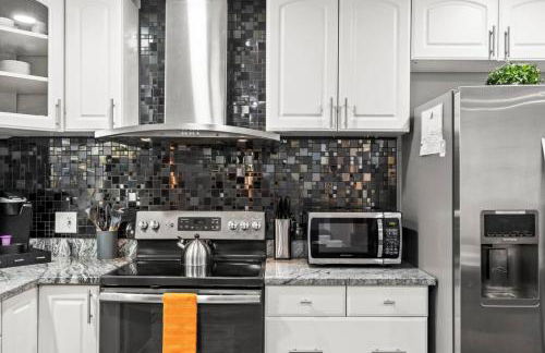 Adventure Awaits in Tampa Bay with Beautiful Decor 4BR with Backyard Oasis Near Busch Gardens & Adventure Island - Foto 27