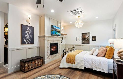 The Bee Room - Cozy Retreat on Midway Main Street - Photo 3