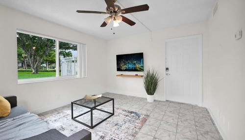 Chic Boca Raton Apartment Pool WiFi Parking - Photo 2