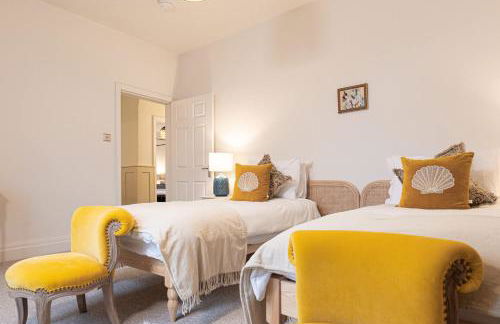 Luxury coastal retreat with sea views - Photo 14