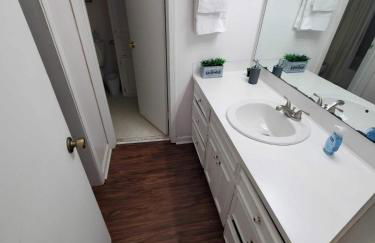 Large Fenced Yard near Midtown- Shamrock Stay - Foto 71