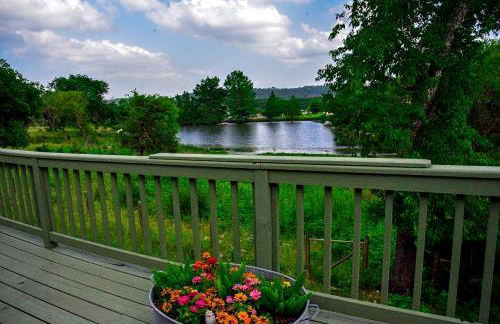 Spacious Cottage with Exquisite Pond and Hill Country Views near Fredericksburg and Kerrville, Texas - Foto 11