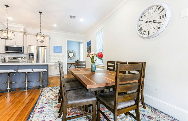 Spacious 5BR Urban Retreat with Balcony & Pool - Foto 20