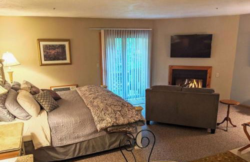 Springbrook Inn East Room - Photo 5