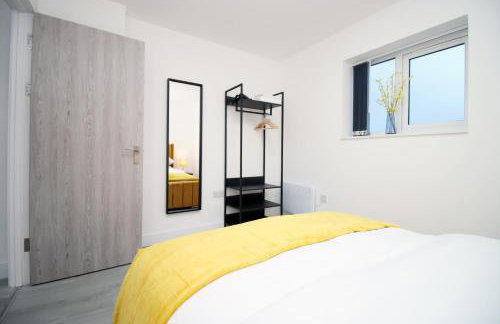 New Cardiff Bloc Exclusive Apartments By Prime Stays - Shops and Parking - Great for Groups and Families - Foto 46