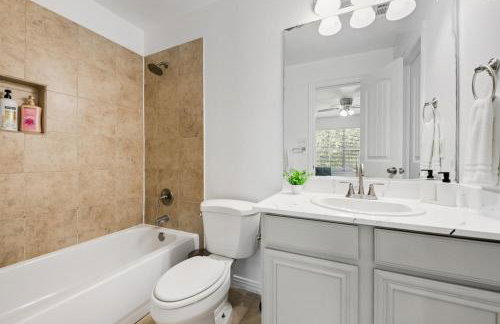 Tasteful 3BR I Free Parking I Workspace - Foto 9