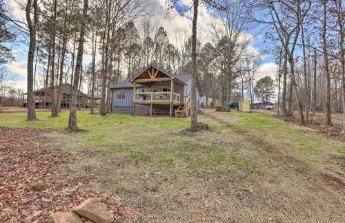 Creek-View Getaway with Deck, Yard, and Fire Pit! - Foto 22