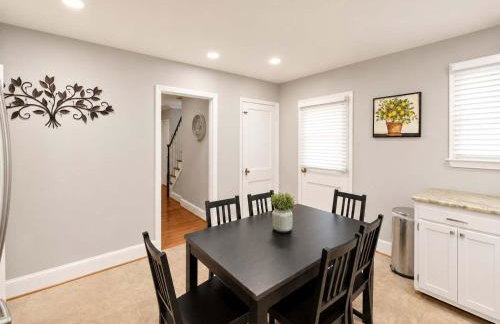 Stately 5BR Historic Retreat - CozySuites - Foto 29