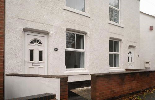 #34 Two bed apt Private Parking Stylish & homely - Photo 16