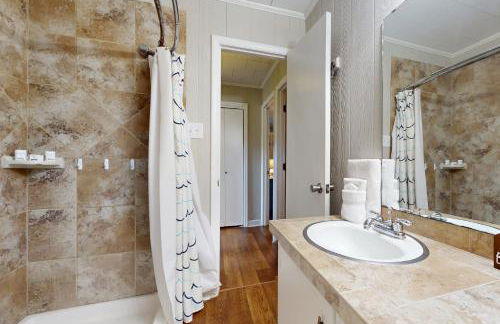 3rd-row beach cottage with ocean views, beach access, deck, & grill - Foto 14