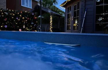 Romantic Swiss Cabin Hideaway & Hot Tub Spa Pool - Foto 15