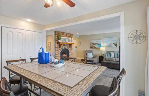 Lakefront Osage Beach Condo + Workspace w/ Pool Views - Foto 14