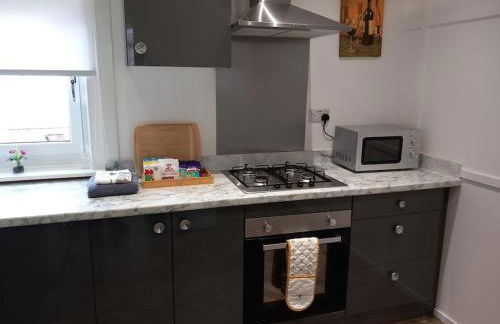 Springfield Apartment - Train to Glasgow or Edinburgh - Private Parking & Wifi - Photo 8