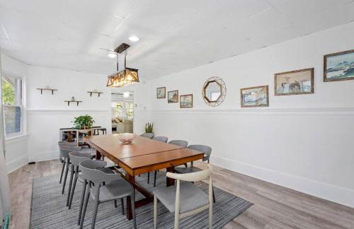 5BR 3BA Family Retreat 2 Blocks from Beach - Foto 3