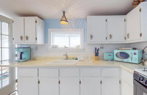 2BR Lakeside Home with Patio, Porch and AC - Foto 7