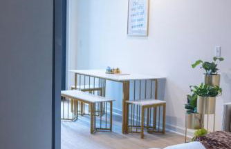 Cozy 1BR with Private Balcony, Gym, Pool & Workspace - Foto 7