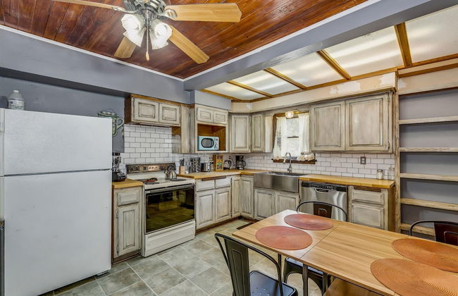 Cute Cozy and Cheerful 3 Bedroom House - Photo 17