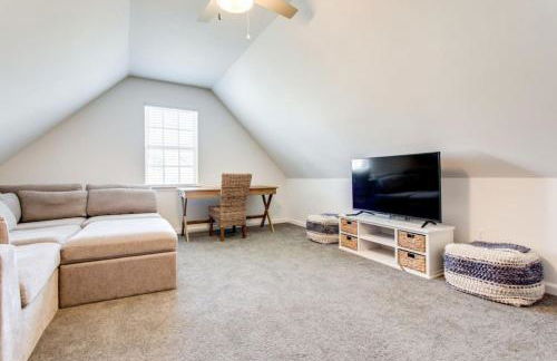 Game Room Fenced backyard Sleeps 10 Fire Pit - Photo 29