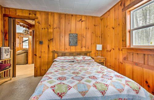 Remote Michigan Retreat on 10 Acres with Grill! - Foto 18