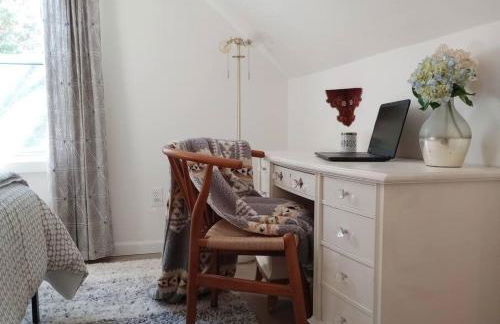 Charming Family Home Sleeps 8 near DC, Historic Old Town VA, & National Harbor - Foto 16