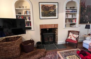 Charming Old Schoolroom - Photo 8