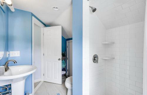 Family Lakeside Escape with Private Beach and Calm Waters - Foto 7