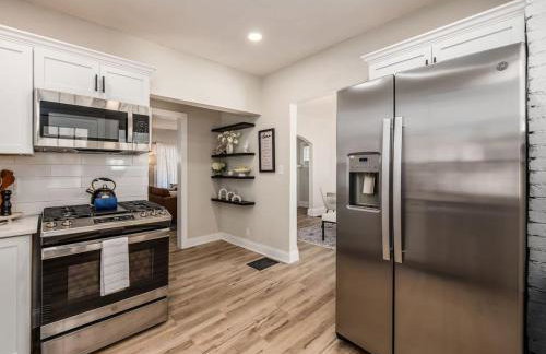 Oakwood Charm Family-Friendly 3BR Getaway - Photo 17