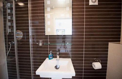 Luxury 6 bedroom house with parking - Northwood - Foto 13