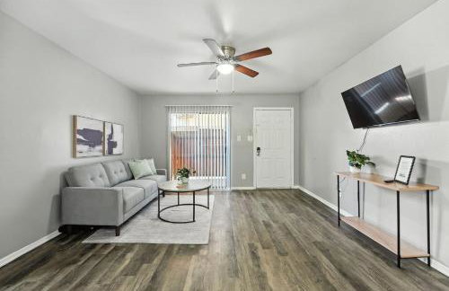 Budget-Friendly 2Bd Apartment I Free Parking - Photo 17