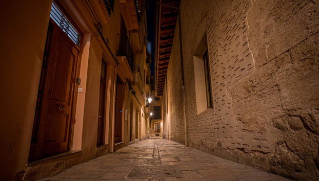 Rue vide à la tombée de la nuit à Valence
