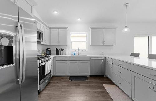 Cozy Family Stay- Queen-Double-Twins Bed- Full Kitchen-Netflix-Golf Cart-WiFi - Photo 22