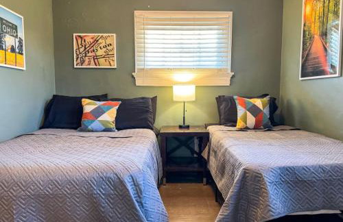 Spacious 3 Bedroom Sleeps 12 with 7 Beds plus Parking - Foto 3