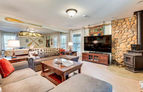 Secluded Log Cabin with Game Room and Forest Views - Foto 14