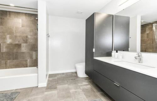 Comfy 2BR Oasis with Scenic Rooftop & Gym - Foto 59