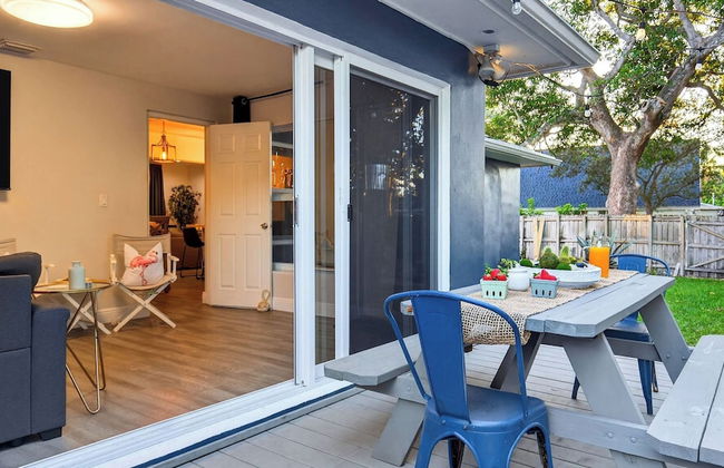 Hot Tub, Firepit, Deck | 10mins to Beach | Middle Terrace Cottage by AvantStay - Foto 35