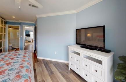 Perfect Beach Getaway with Bay Views & Boat Dock & Trailer Parking - Foto 9