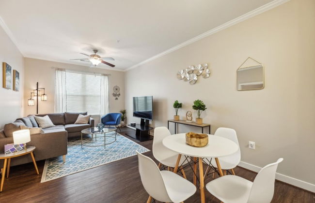 Stylish 1 BR Apartment w Movie Theater - Photo 1